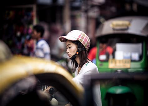  Bangkok: Portraits of Urban Life -  A Timeless Tapestry Woven From Concrete and Spirit